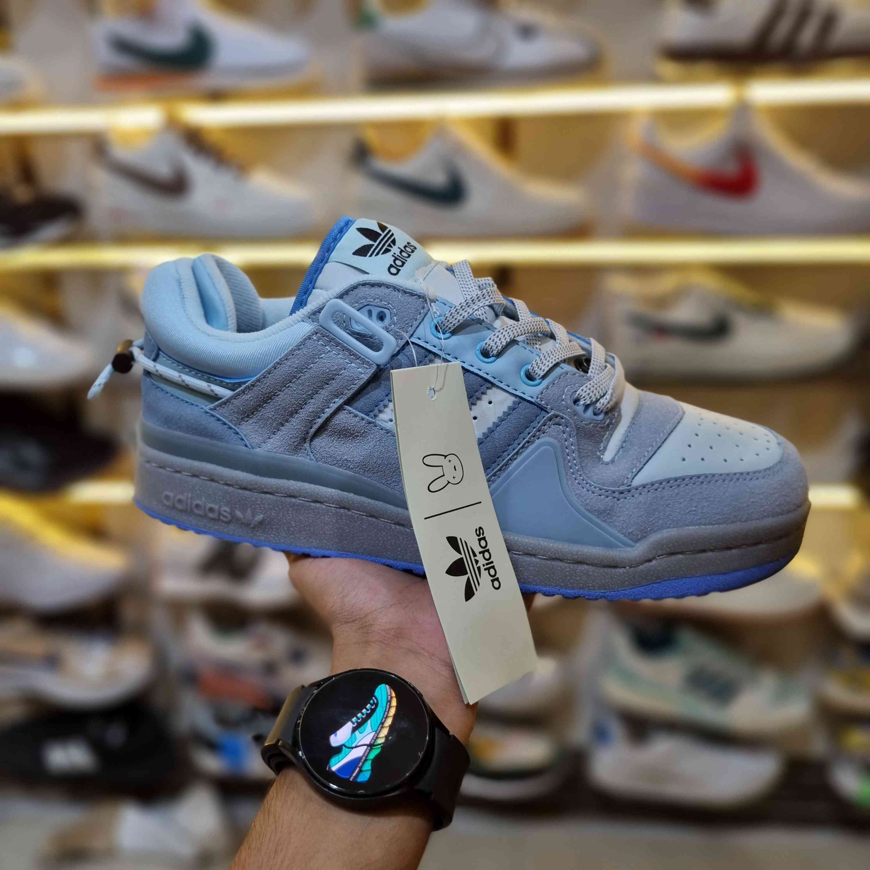 Low-top sneakers with durable rubber sole and strap