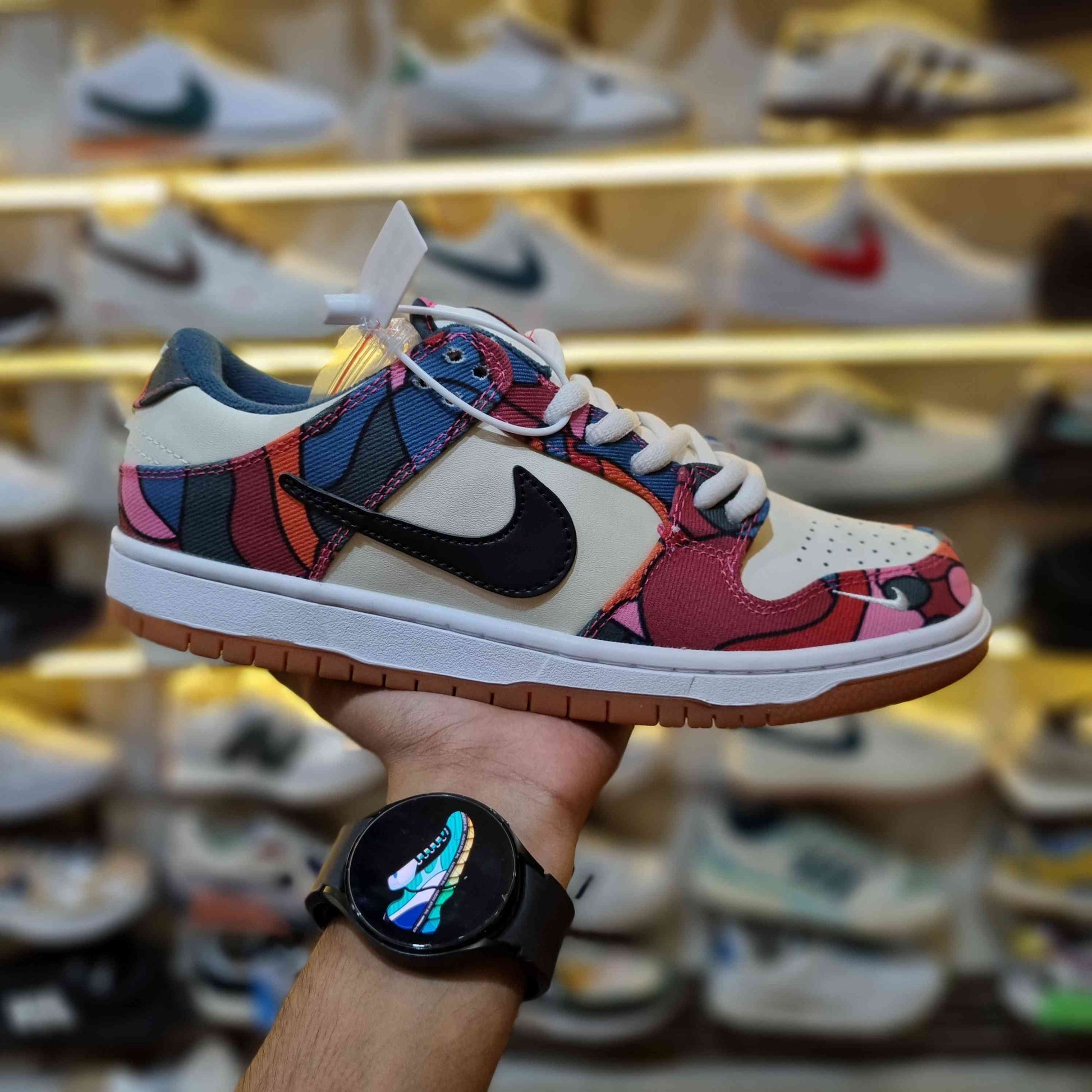 Low-top sneakers with durable rubber sole