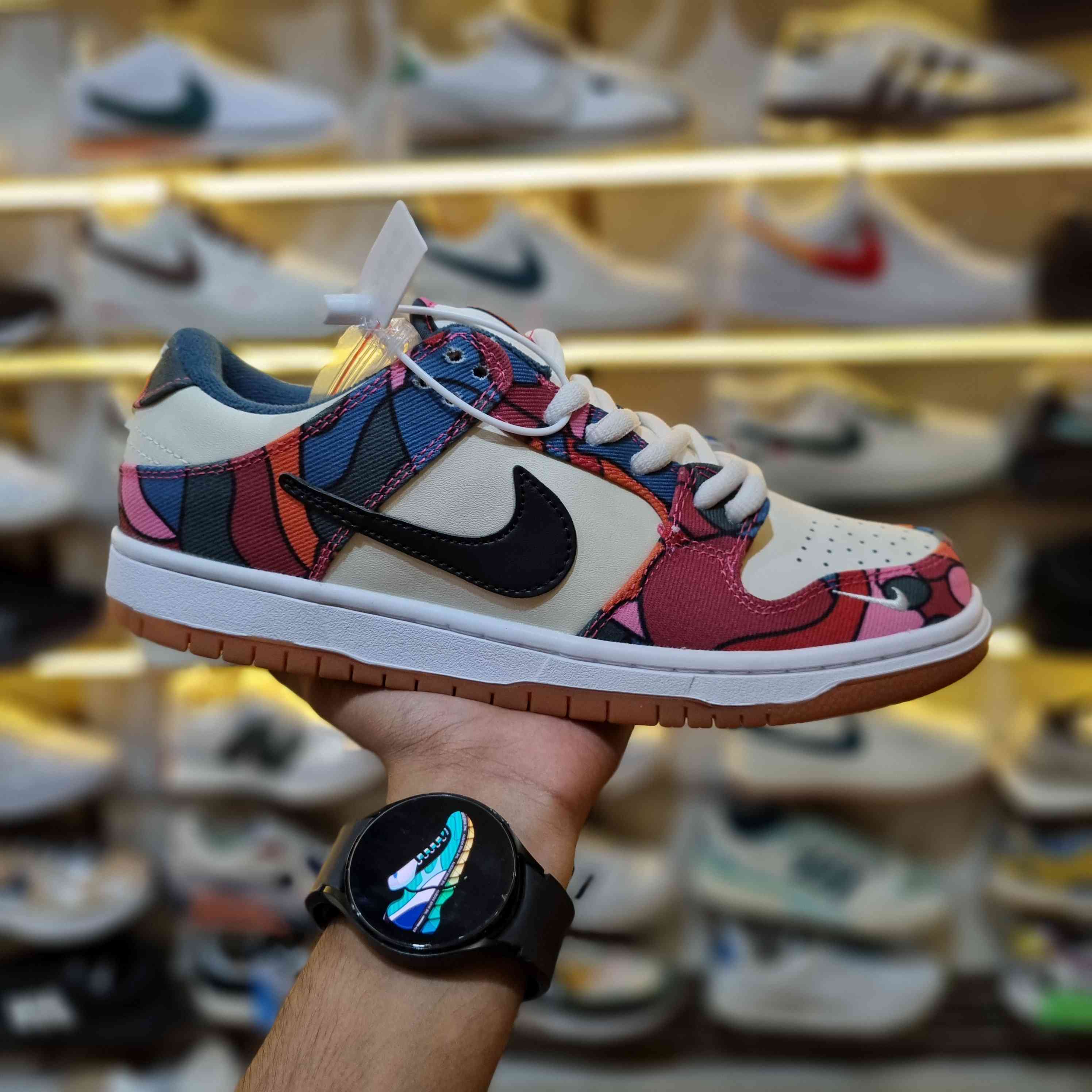 Low-top sneakers with durable rubber sole