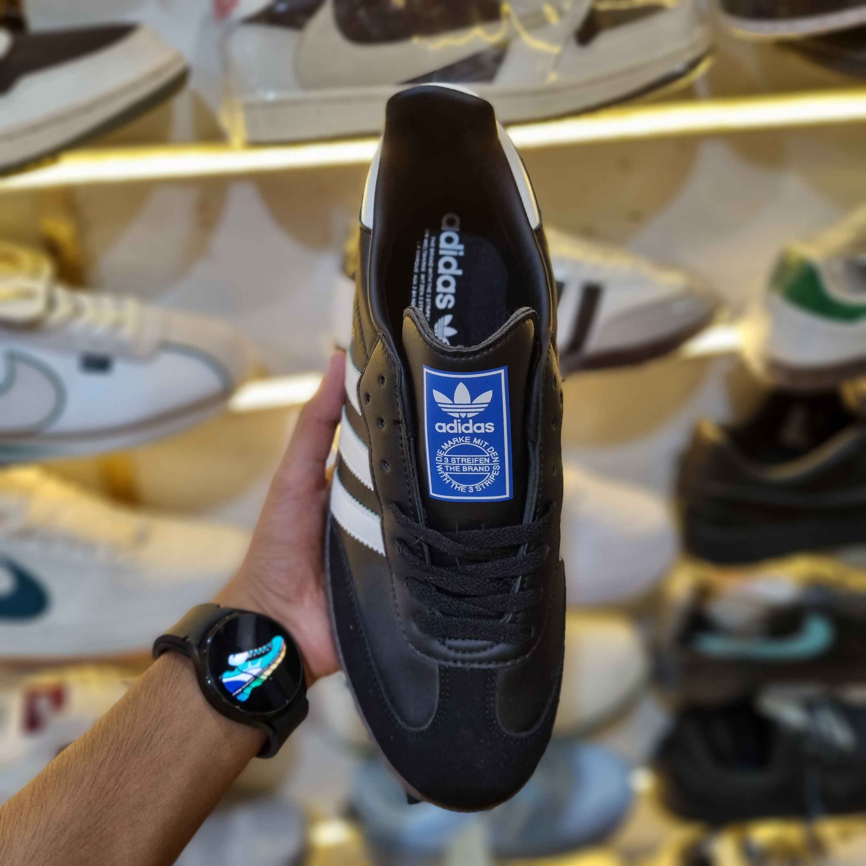 On-foot look – retro black-white gum-sole streetwear sneakers