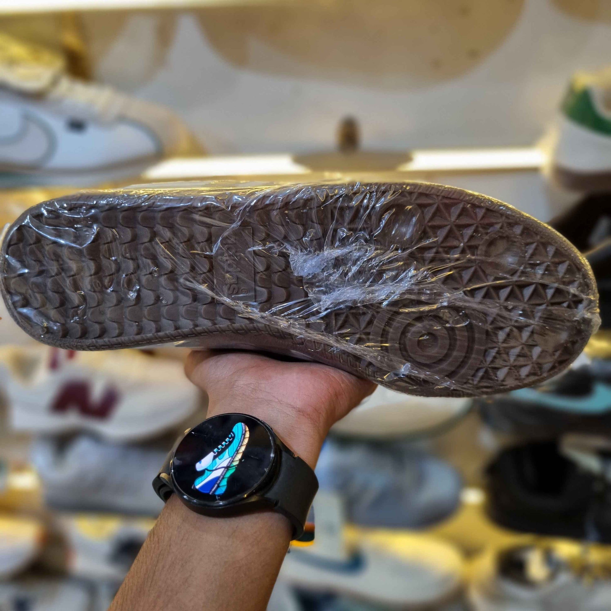 Retro white-black gum-sole low-top sneakers – back heel view