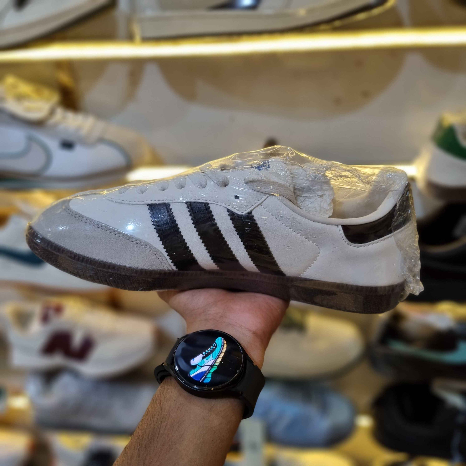 On-foot look – retro white-black gum-sole streetwear sneakers