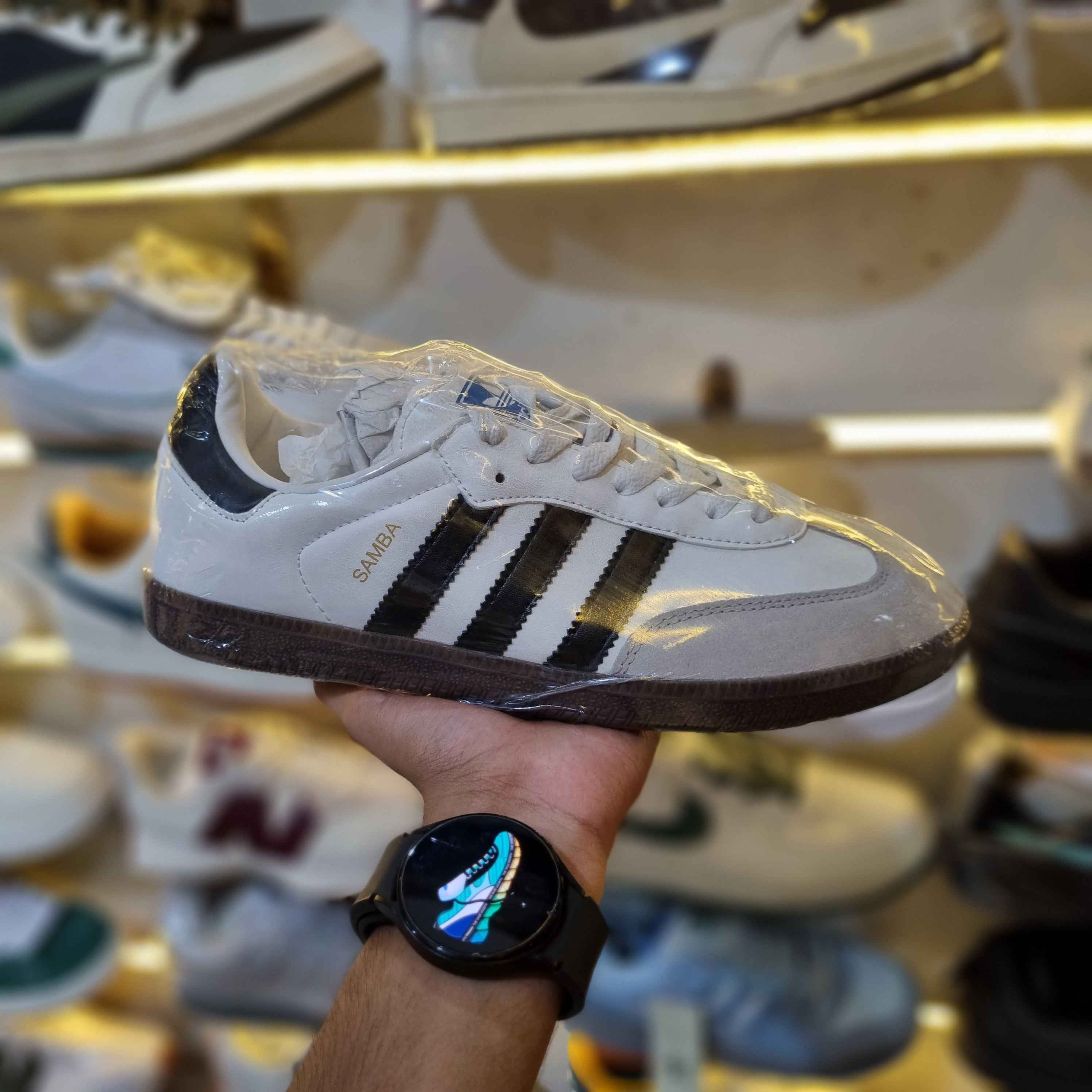 Low-top sneakers with classic gum-style rubber sole